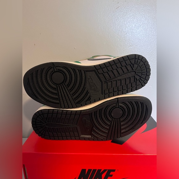 Air Jordan 1 Lucky Green (DB4612-300) 10.5(w)/9 mens BRAND NEW - Picture 7 of 10